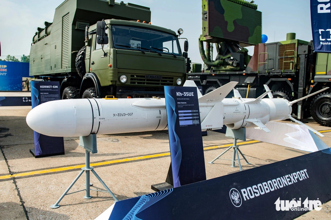 A Russian anti-ship Kh-35UE missile is seen at the outdoor area of the 2024 Vietnam International Defense Expo scheduled on December 19-22, 2024 in Hanoi. Photo: Nam Tran / Tuoi Tre