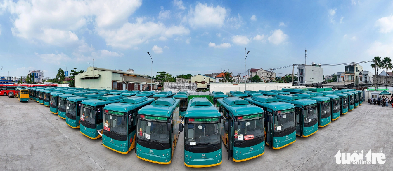 Some 100 electric buses aimed at facilitating residents’ access to Ho Chi Minh City’s first metro line are parked at a location on National Highway 13 in Thu Duc City. Photo: Chau Tuan / Tuoi Tre