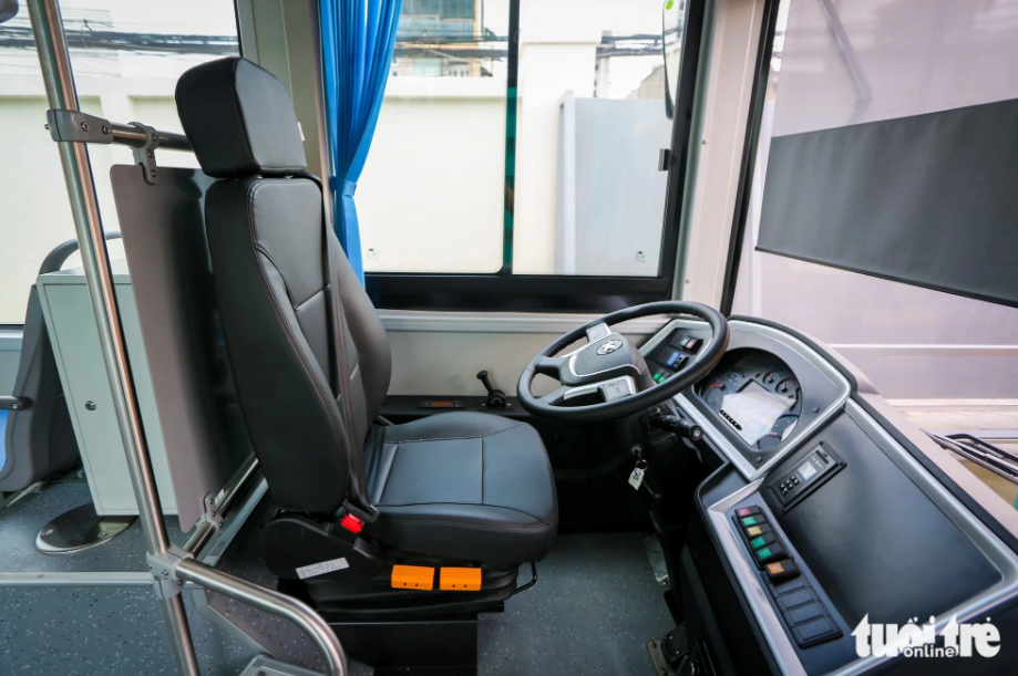 A feeder bus features non-cash payment, automated notification and positioning systems and is installed with surveillance cameras.