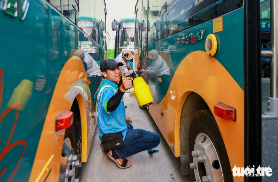 Feeder buses are painted green and yellow, making them recognizable.