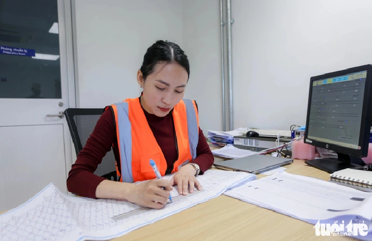 Thao is also head of a metro train operation team. Photo: Chau Tuan / Tuoi Tre