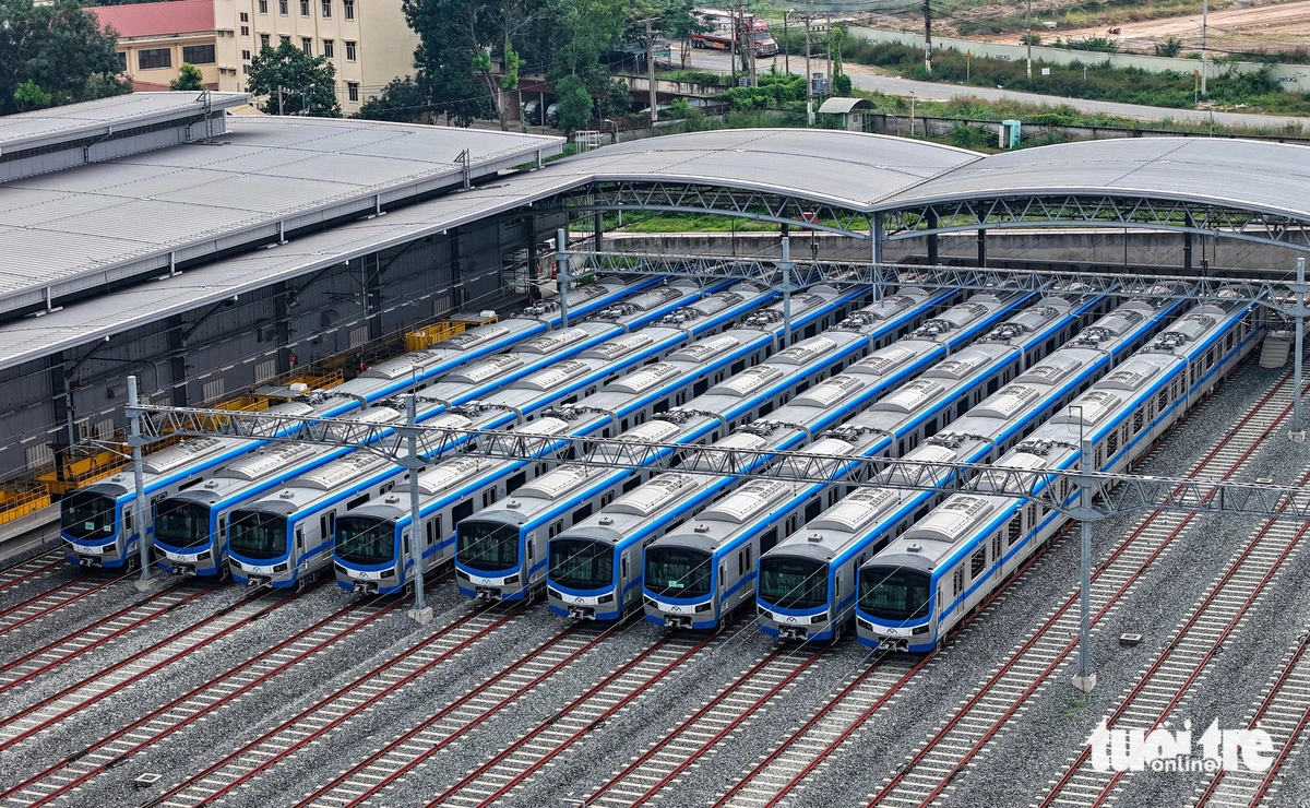 Thao starts her work day at the Long Binh Depot in Thu Duc City. Photo: Chau Tuan / Tuoi Tre