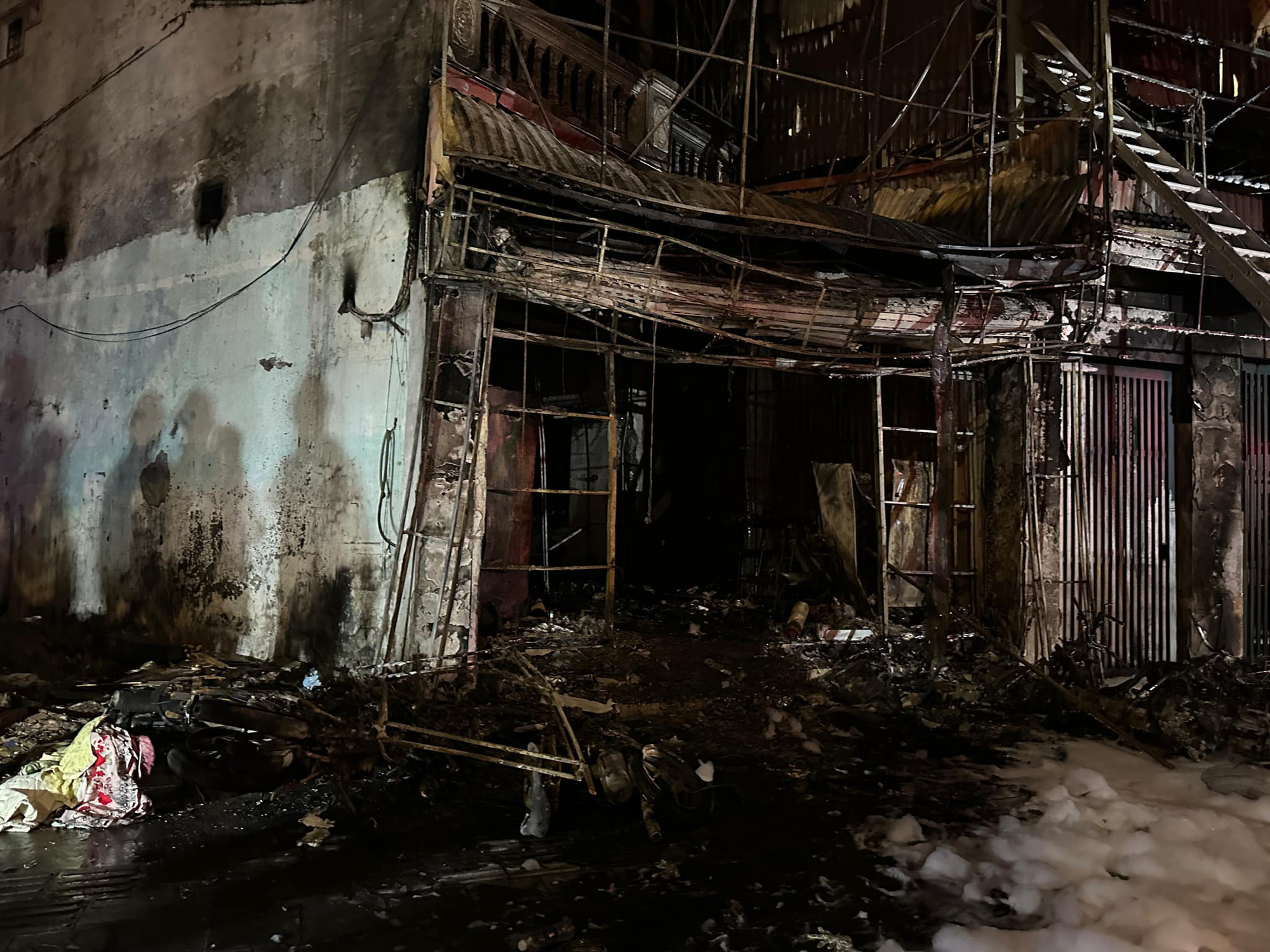 The coffee shop, located on Pham Van Dong Street, Bac Tu Liem District, Hanoi, after it was set on fire by a local man on late December 18, 2024. Photo: Hai Nguyen / Tuoi Tre