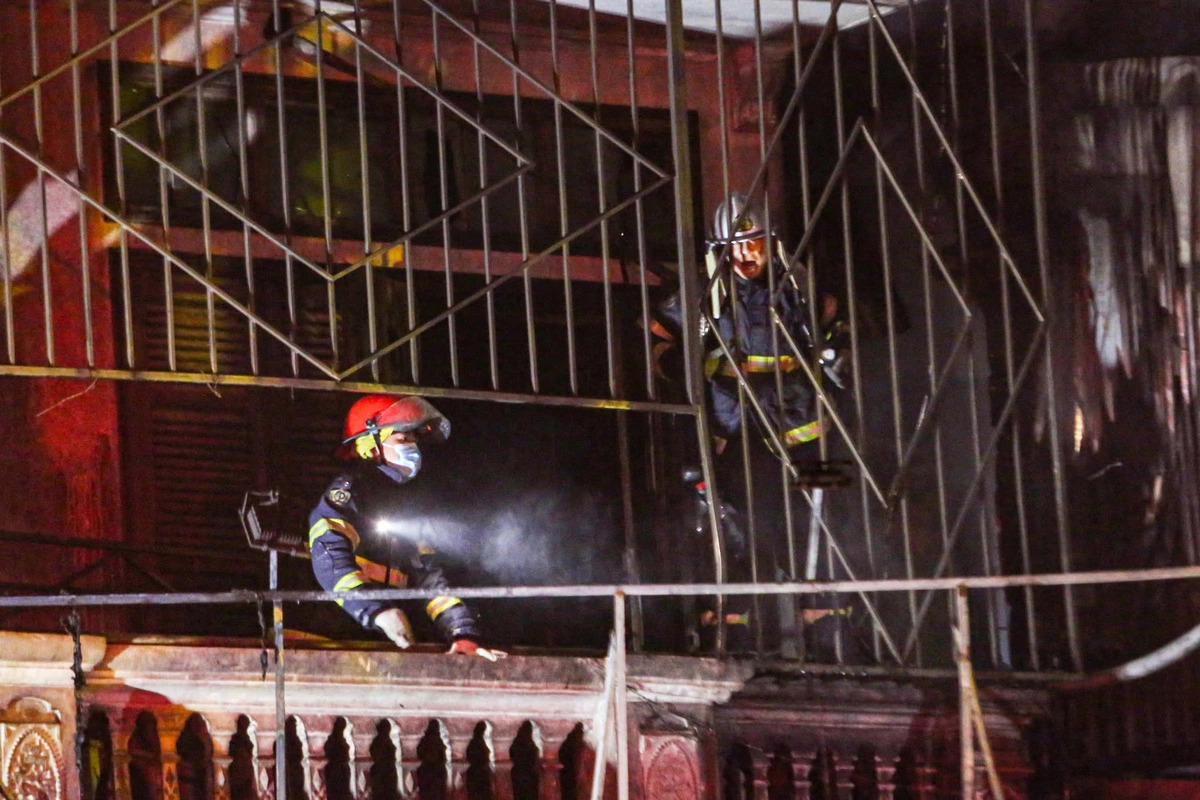 Firefighters search for victims during the fire that occurred at a coffee shop on Pham Van Dong Street, Bac Tu Liem District, Hanoi, December 18, 2024. Photo: Ngoc Nguyen / Tuoi Tre