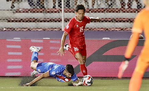 Vietnamese (red jersey) and Philippines players compete for the ball in their third match of Group B at the 2024 ASEAN Championship in the Philippines, December 18, 2024. Photo: Huu Tan / Tuoi Tre