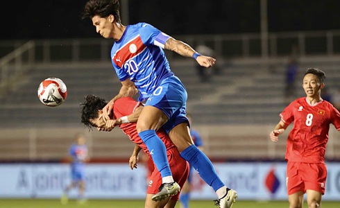 Vietnamese (red jersey) and Philippines players compete for the ball in their third match of Group B at the 2024 ASEAN Championship in the Philippines, December 18, 2024. Photo: Huu Tan / Tuoi Tre