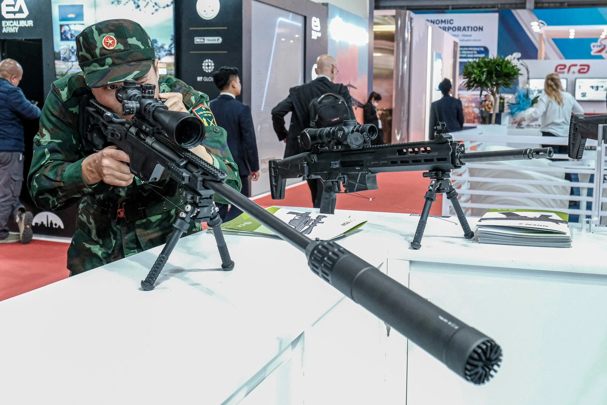 Besides military officers, young and middle-aged visitors pay attention to weapons showcased by Czechia’s Colt CZ Group. Many countries have used the group’s guns, such as CZ P-09 and CZ P-10 pistols, and CZ Scorpion Evo 3. Colt CZ Group also introduces its CZ BREN 2 and CZ BREN 3 rifles at the Vietnam International Defense Exhibition 2024. Photo: Ha Quan / Tuoi Tre