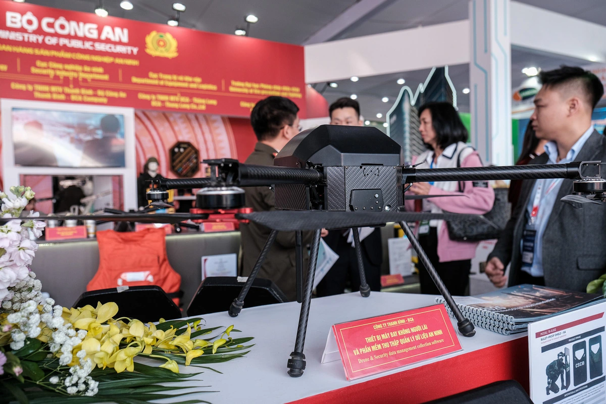 The Vietnamese Ministry of Public Security introduces many new products, such as portable drone jammer DJH09 and UAVs integrated with security data collection and management software, at the Vietnam International Defense Exhibition 2024. The ministry’s booth also features smart robots, firefighting robots, and AK-47 bullet proof vests. Photo: Ha Quan / Tuoi Tre