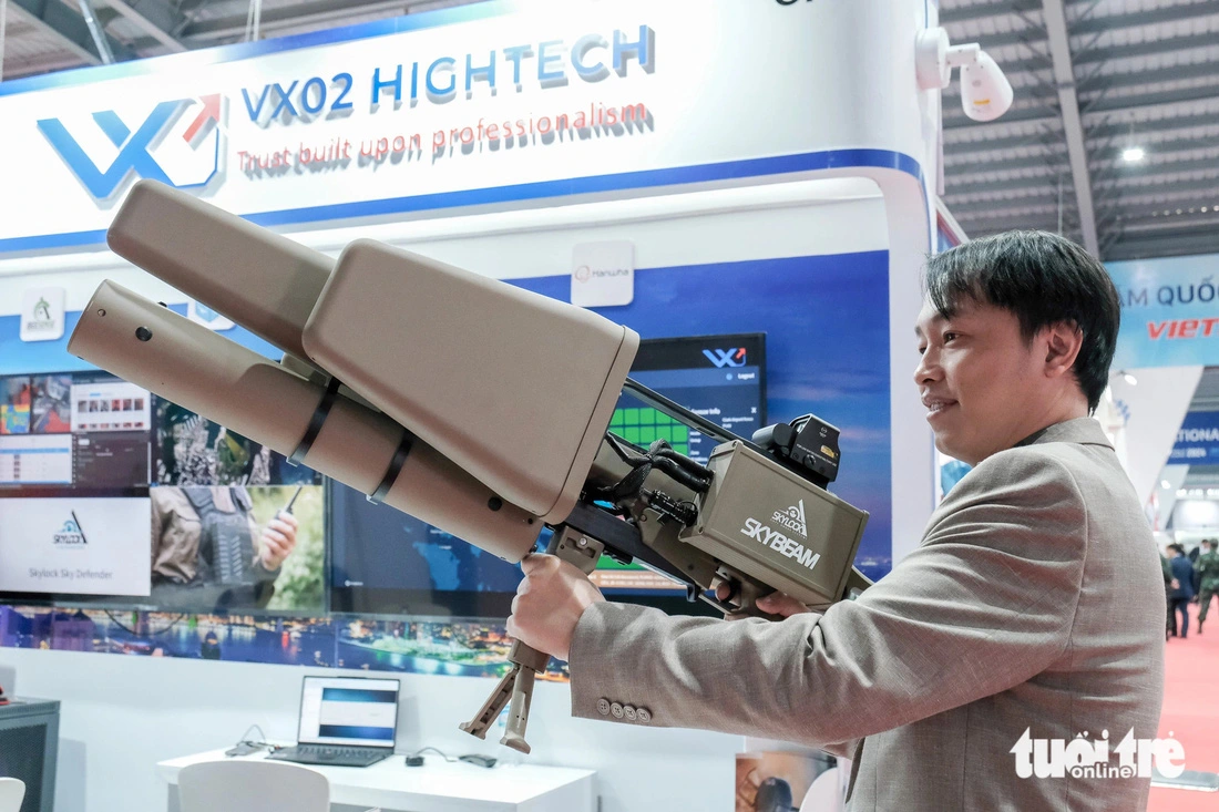 A SKYBEAM handheld counter-drone gun attracts many visitors. The gun, manufactured by Israel, is often used by military and police forces in protection missions. Photo: Ha Quan / Tuoi Tre