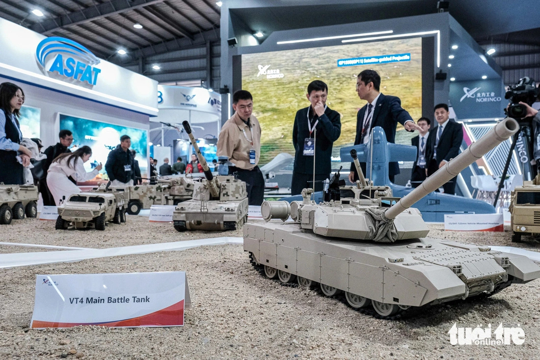 A VT4 main battle tank model designed and assembled by China’s Norinco. The tank, which weighs 52 metric tons, is produced for export. It integrates technology of Type 99A tanks that the Chinese military force is using. Photo: Ha Quan / Tuoi Tre