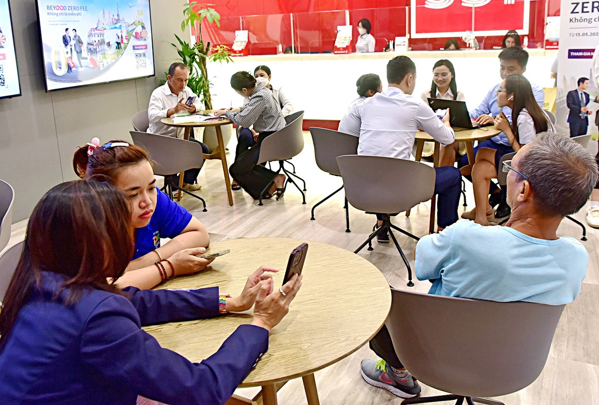 An employee of SSI Securities Corporation in Ho Chi Minh City provides advice to a customer. Photo: T.T.D. / Tuoi Tre