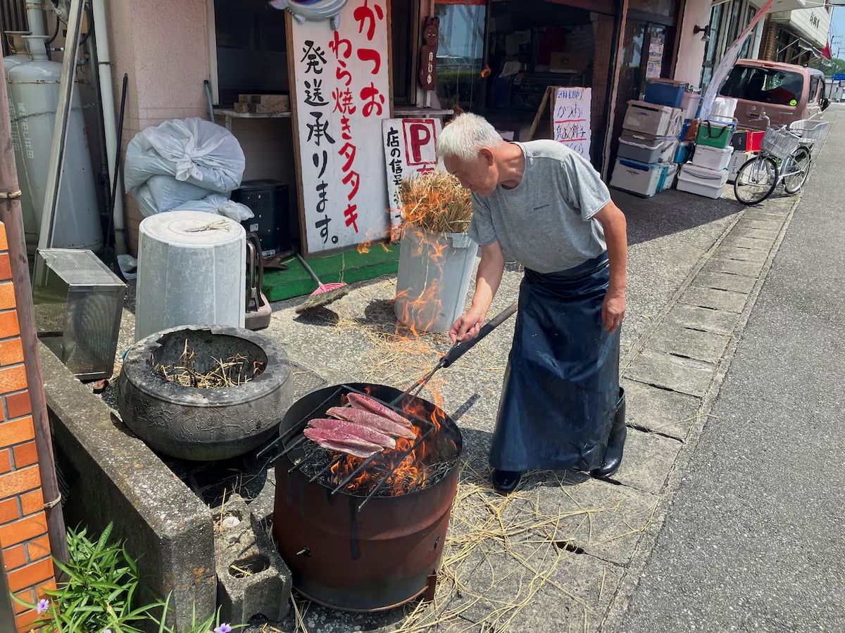 Fishmonger Yasushi Miyamoto, 70, prepares local delicacy, bonito seared over a hay fire, in Ino, Kochi Prefecture, Japan, August 10, 2024. Photo: Reuters