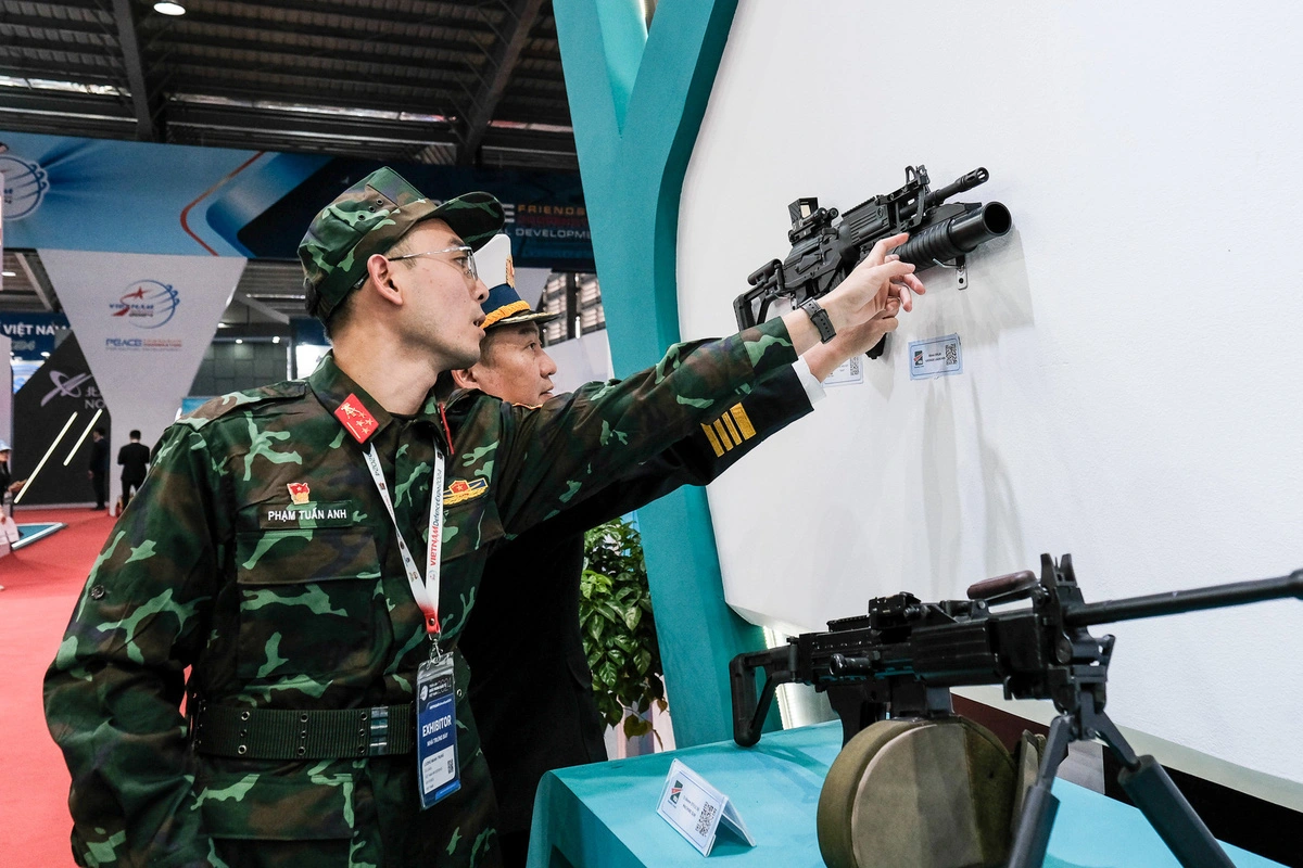 Military officers point at an SBT12M1 sniper rifle, which was designed to defeat enemy personnel and armored vehicles at distances of up to 1,200 meters. An SBT12M1 sniper rifle weighs 13 kilograms when loaded and can hold a maximum of five bullets. Photo: Ha Quan / Tuoi Tre