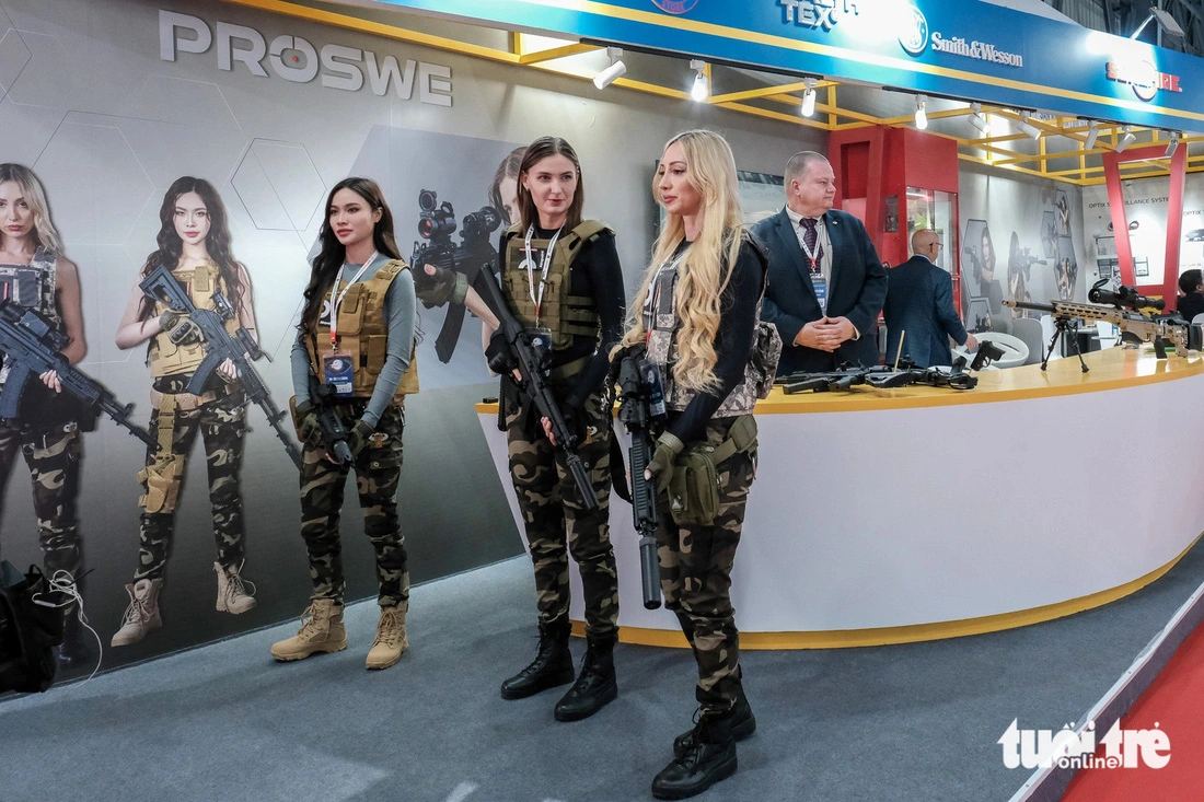 According to a representative of Smith & Wesson from the U.S., this is the second time the company has joined the Vietnam International Defense Exhibition as it sees a high demand for weapons, especially M&P9 M2.0 pistols, in 40 countries, including Belgium, the U.S., and Thailand. Photo: Ha Quan / Tuoi Tre