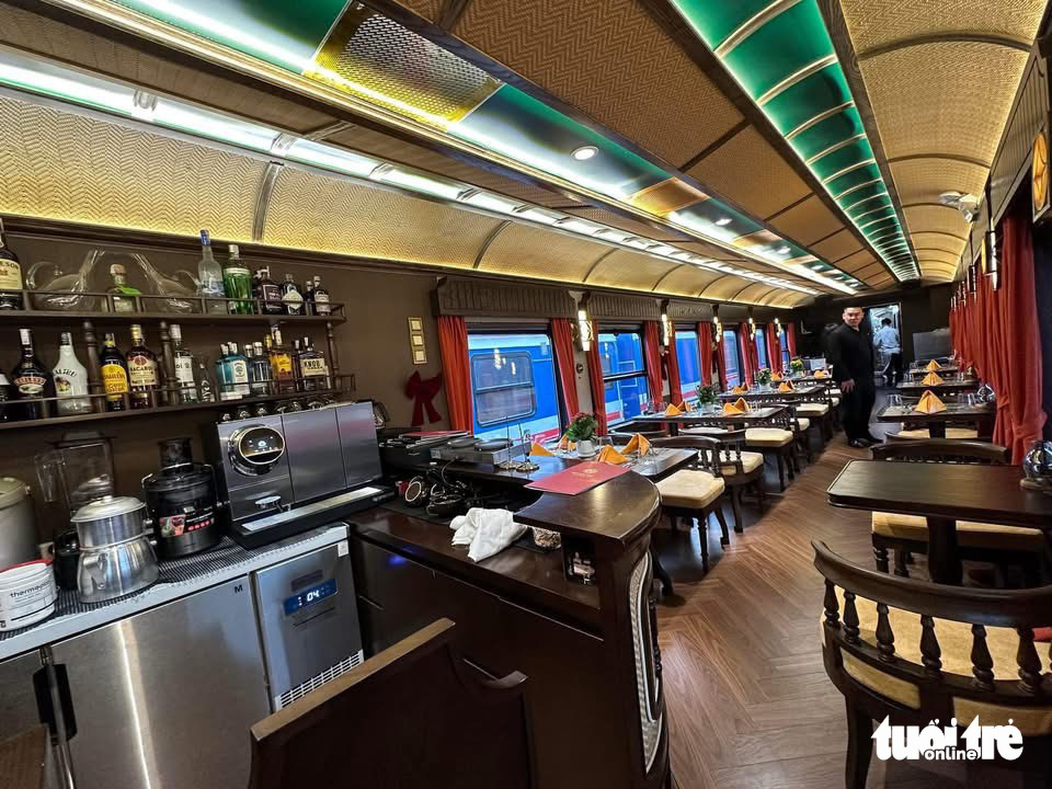 The interiors of the premium Sjourney train. Photo: To Hoa Nguyen / Tuoi Tre