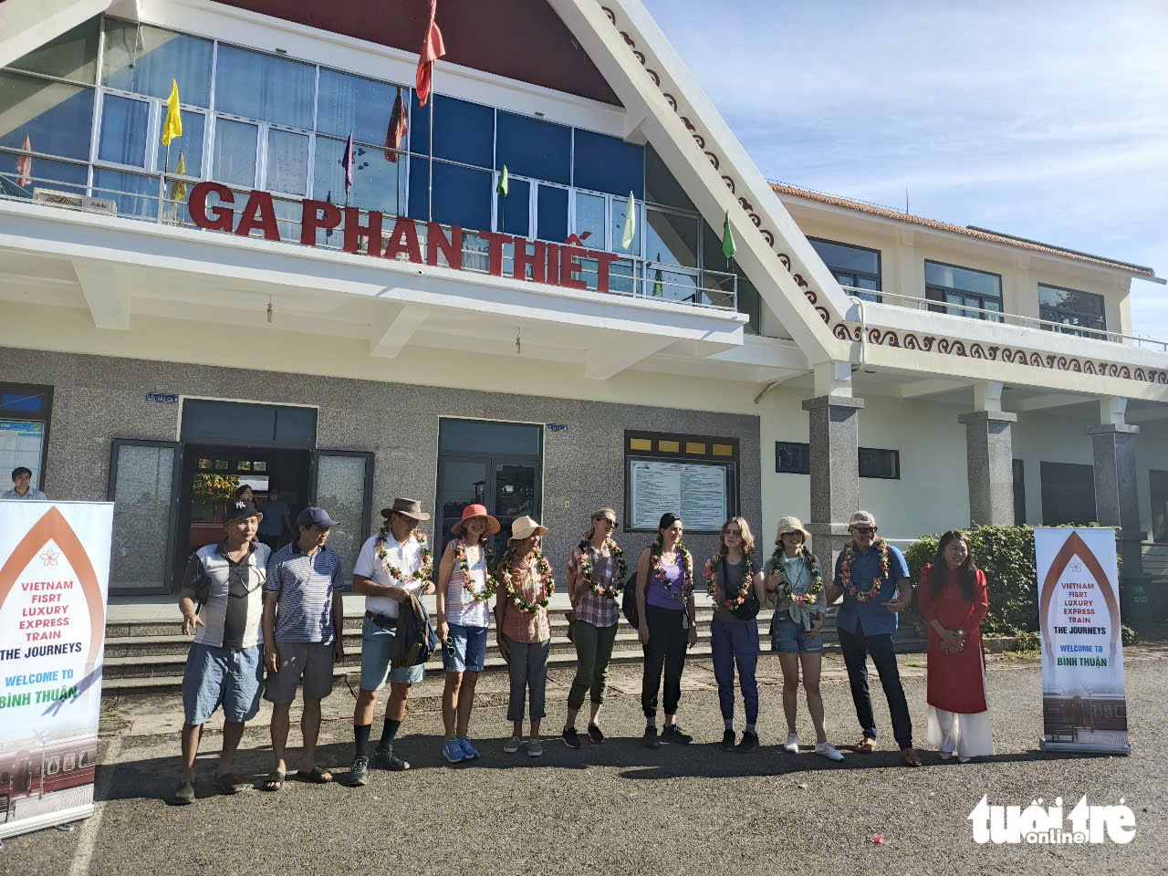 Passengers boarding Vietnam’s first luxury train Sjourney pose for a group photo at Phan Thiet Station in Binh Thuan Province, south-central Vietnam. Photo: Nguyen An Thanh / Tuoi Tre