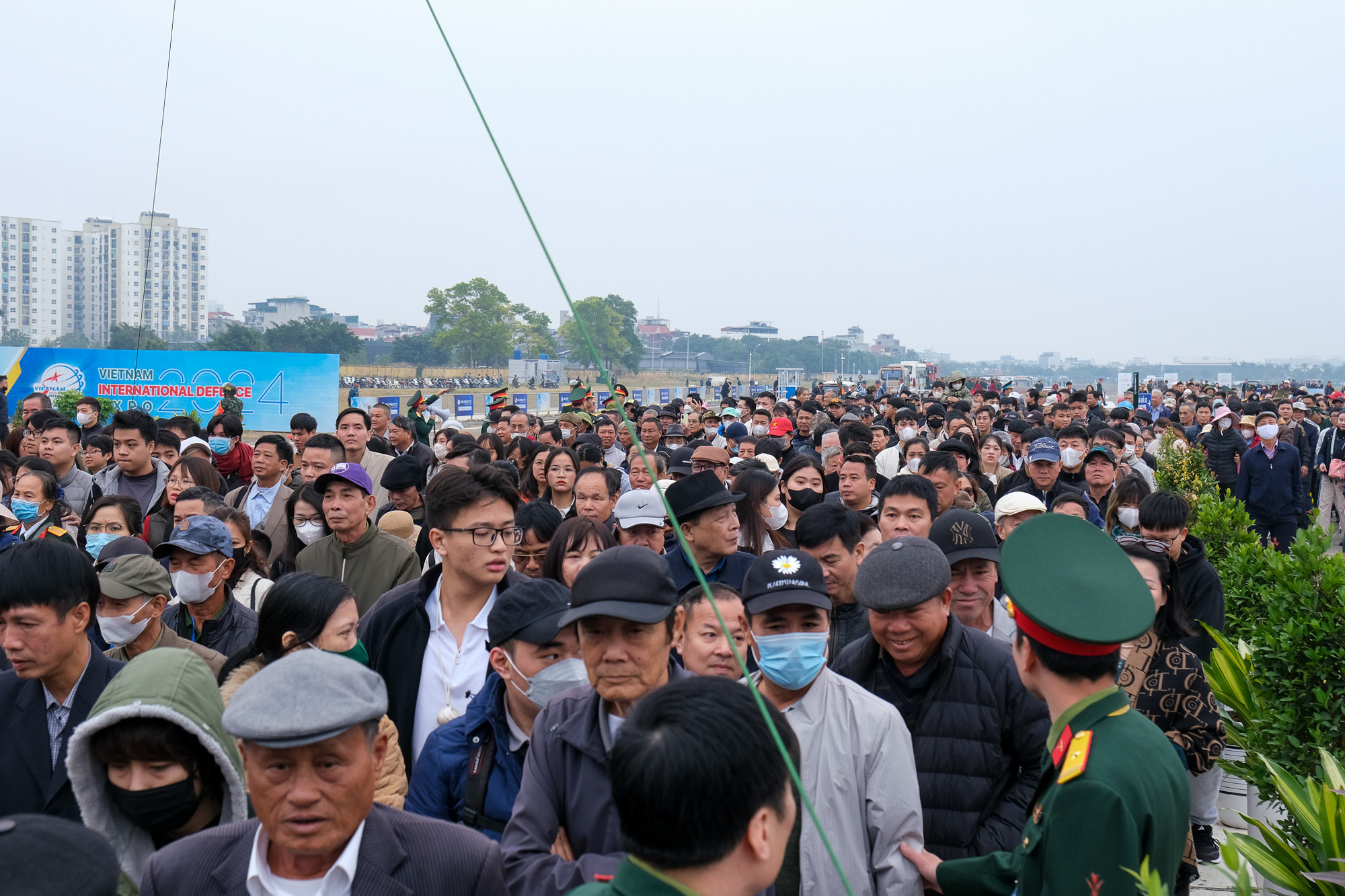 Thousands of people line up at the Vietnam International Defense Expo 2024, held at Gia Lam Military Airport in Long Bien District, Hanoi, December 21, 2024. Photo: Ha Quan / Tuoi Tre