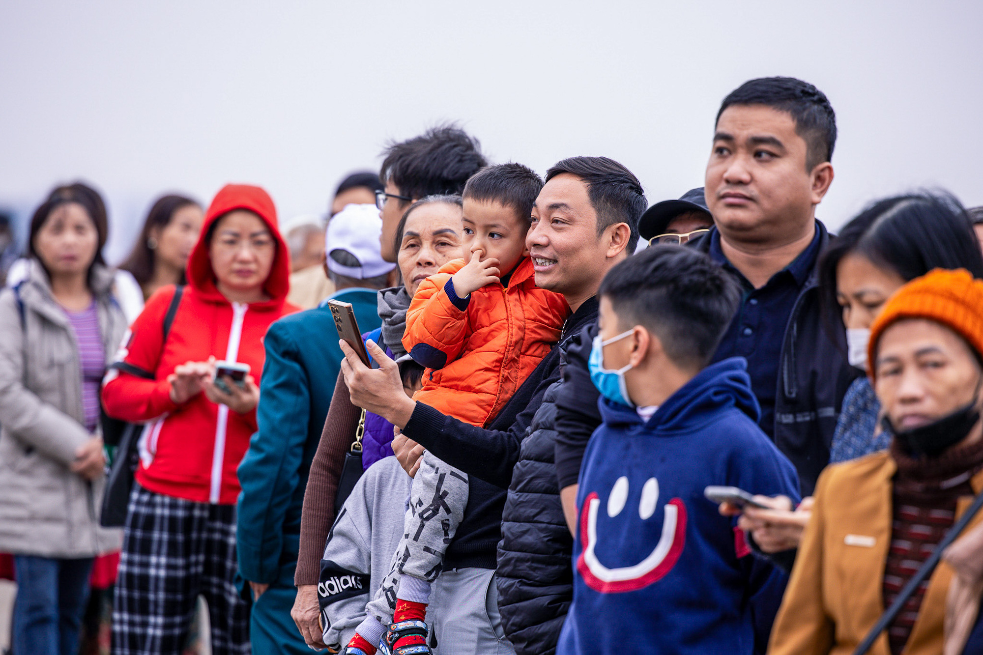 Thousands of people line up at the Vietnam International Defense Expo 2024, held at Gia Lam Military Airport in Long Bien District, Hanoi, December 21, 2024. Photo: Ha Quan / Tuoi Tre