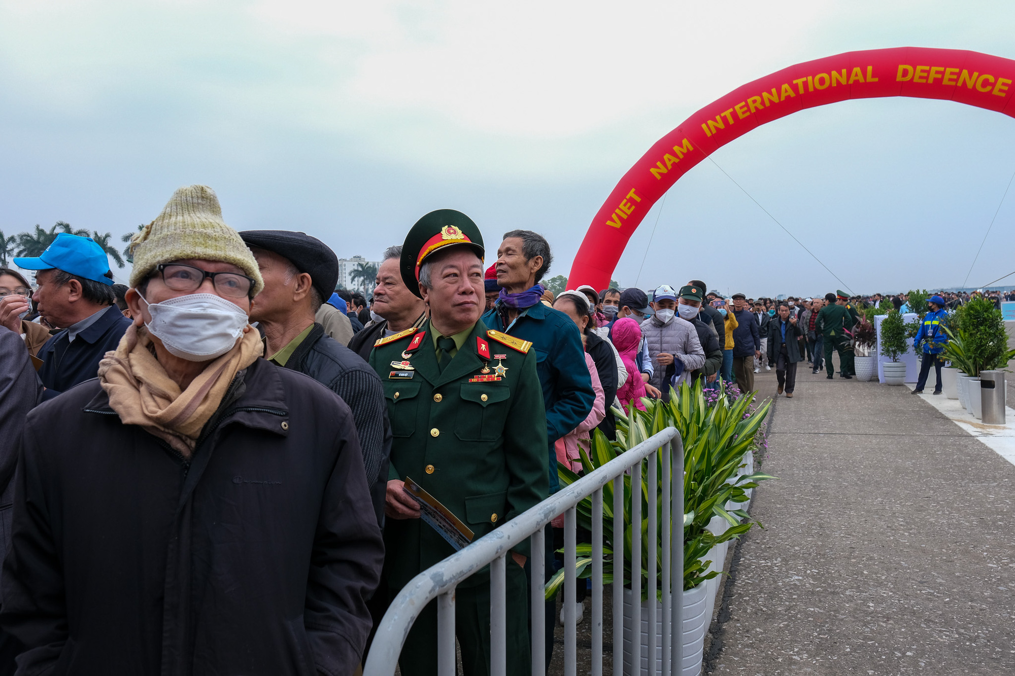 Thousands of people line up at the Vietnam International Defense Expo 2024, held at Gia Lam Military Airport in Long Bien District, Hanoi, December 21, 2024. Photo: Ha Quan / Tuoi Tre