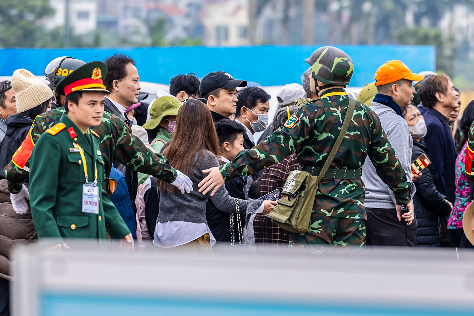 Security forces regulate blocks of visitors to the Vietnam International Defense Expo 2024, held at Gia Lam Military Airport in Long Bien District, Hanoi, December 21, 2024. Photo: Ha Quan / Tuoi Tre