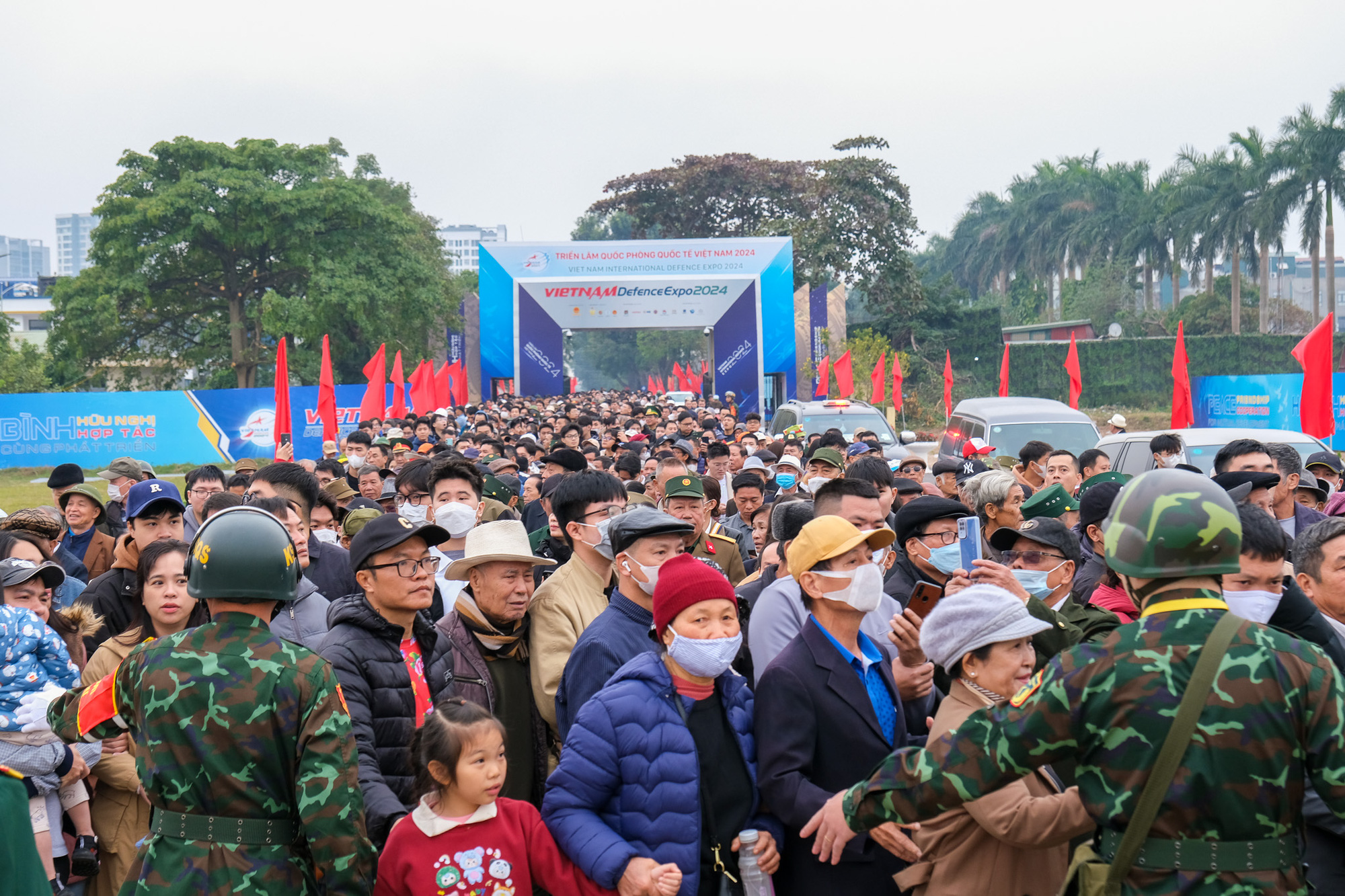 Thousands queue up early for Int’l Defense Expo in Hanoi