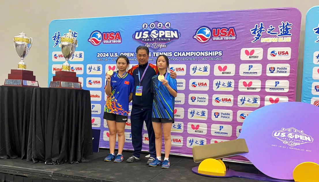 Vietnamese teenage table tennis duo Do Le Van Chi (L) and Do Le Van Linh (R) receive the gold medal of the U17 girls’ doubles at the U.S. Open Table Tennis Championships, December 21, 2024. Photo: Supplied