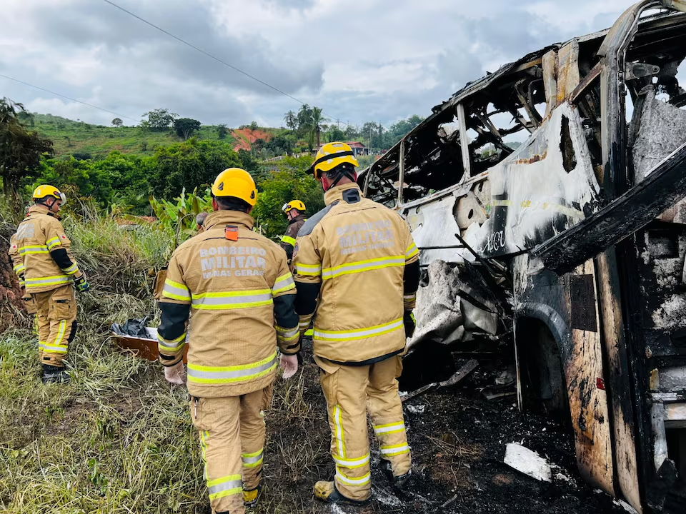 Firefighters attend to a traffic accident after a packed bus collided with a truck, at the Fernao Dias national highway, near Teofilo Otoni, Brazil, December 21, 2024. Photo: Reuters