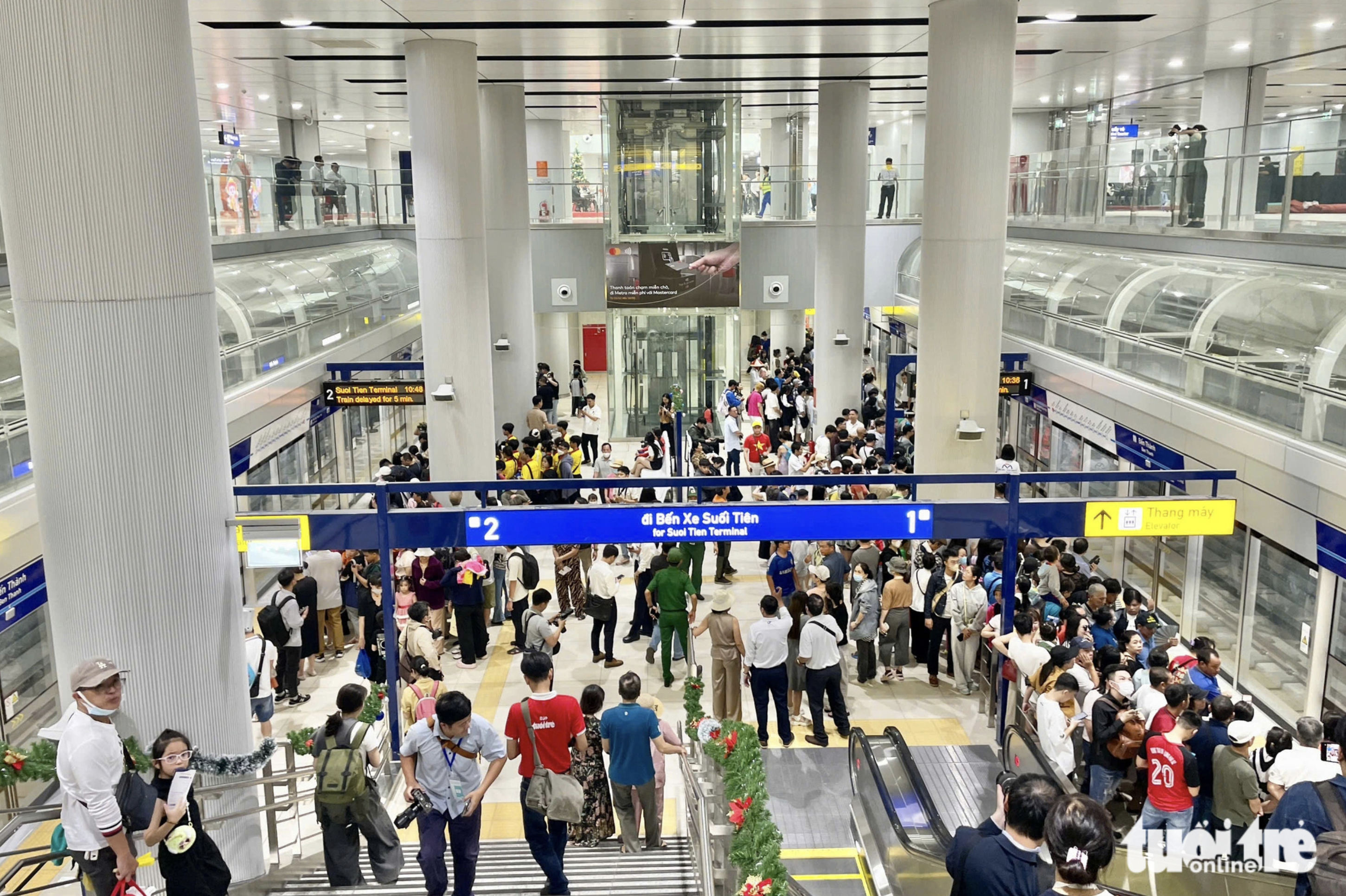 Ben Thanh Station in downtown Ho Chi Minh City is crowded with people at 10:30 am on December 22, 2024 as the city’s first metro line is inaugurated. Photo: Chau Tuan / Tuoi Tre