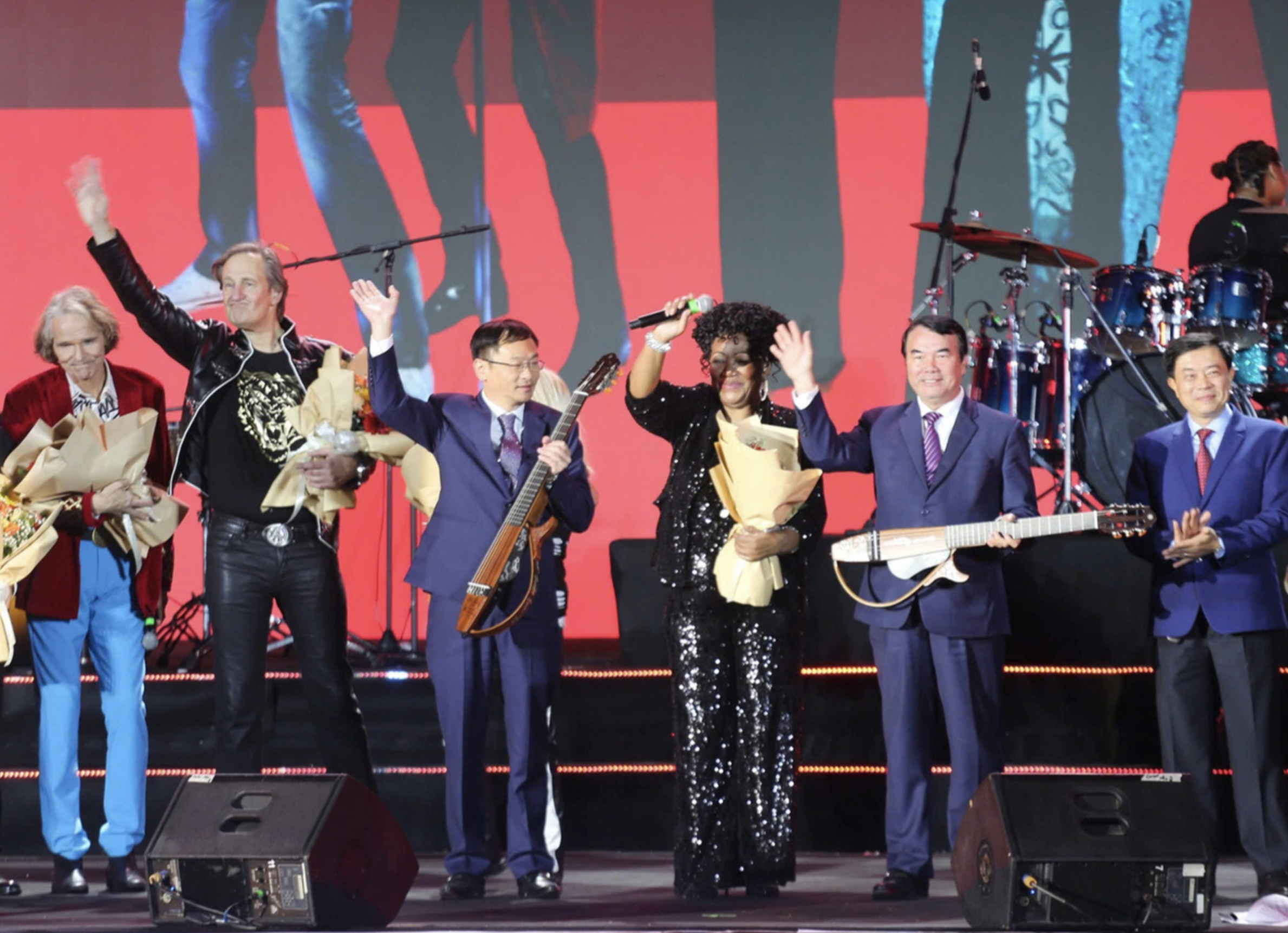 Boney M’s Liz Mitchell, Samantha Fox and Joy present Da Lat City two guitars at the Dalat Spring Concert on December 21, 2024. Photo: Mai Vinh / Tuoi Tre