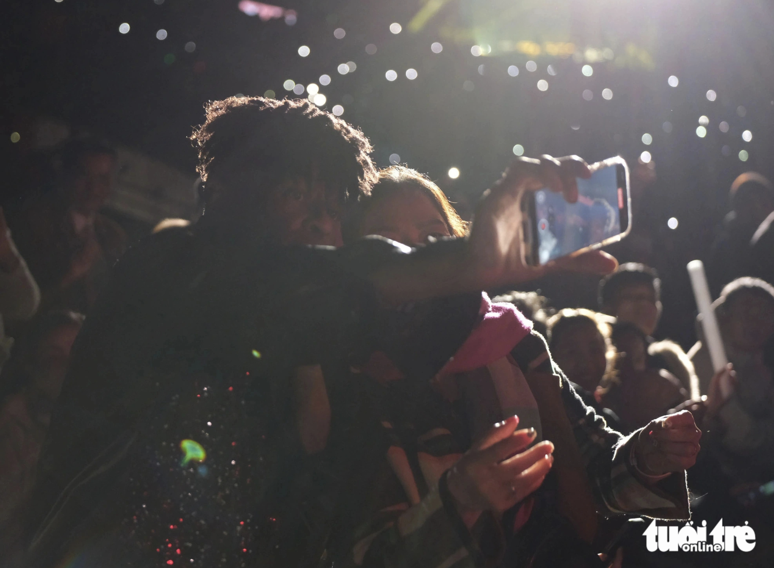 Liz Mitchell takes a photo with the audience. Photo: Mai Vinh / Tuoi Tre