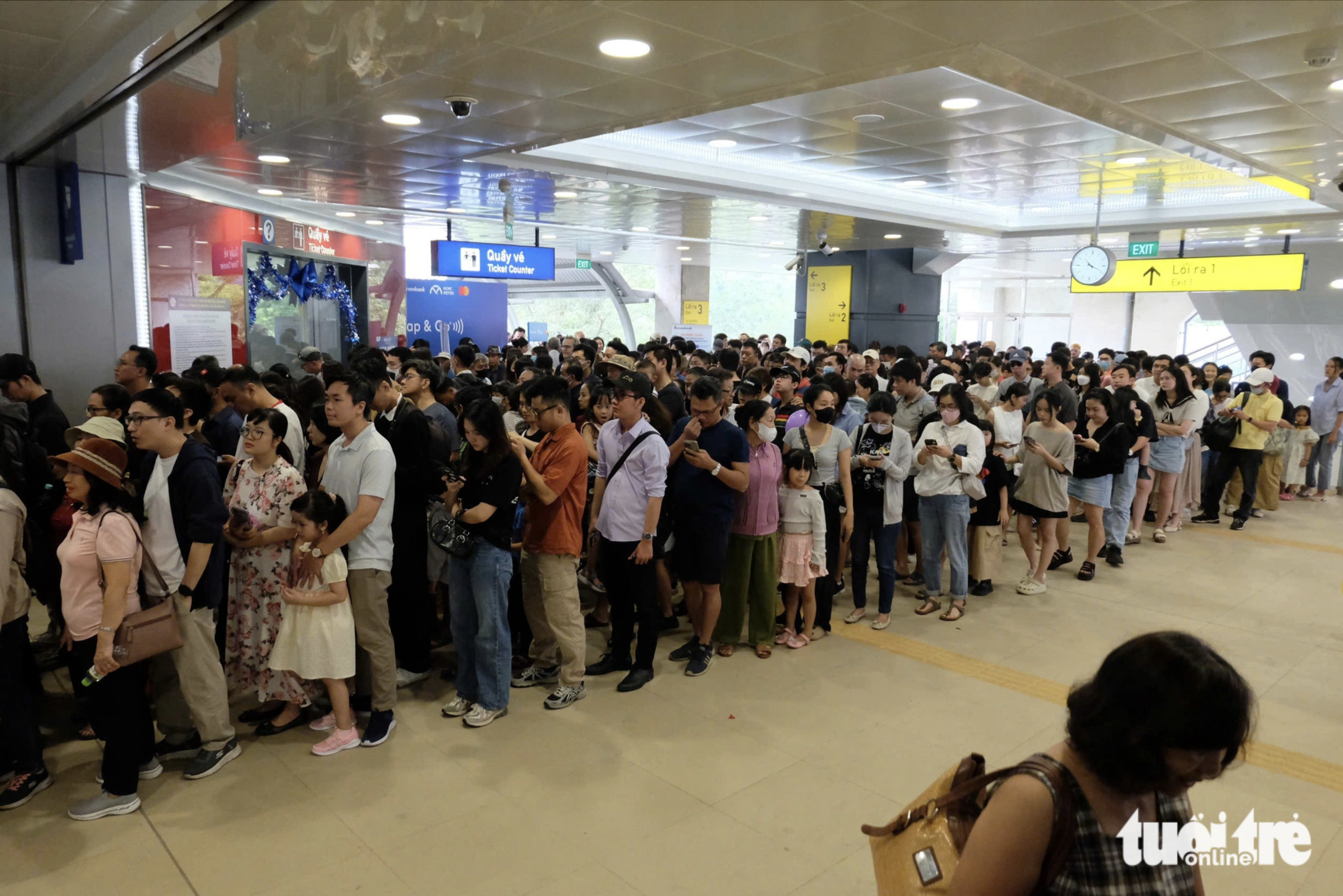 Crowds of people queue up at An Phu Metro Station. Photo: Phuong Nhi / Tuoi Tre