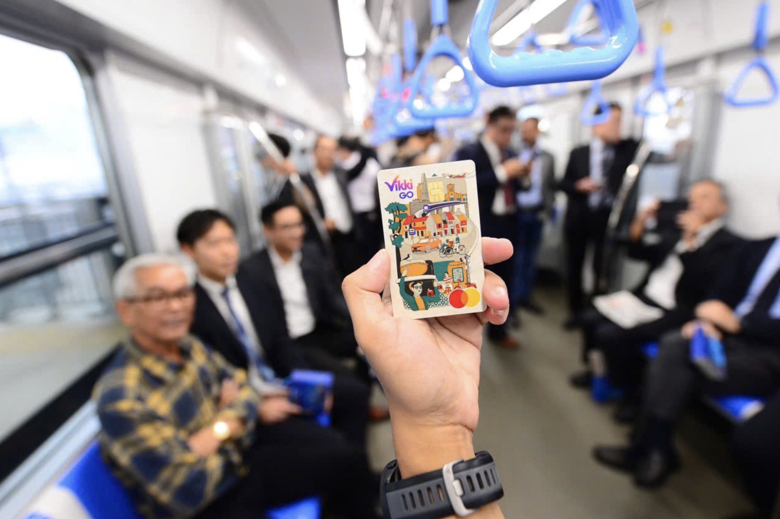 Holding a VikkiGO card, residents can enjoy free metro rides from December 22, 2024 to January 20, 2025. Photo: Giai Thuy / Tuoi Tre