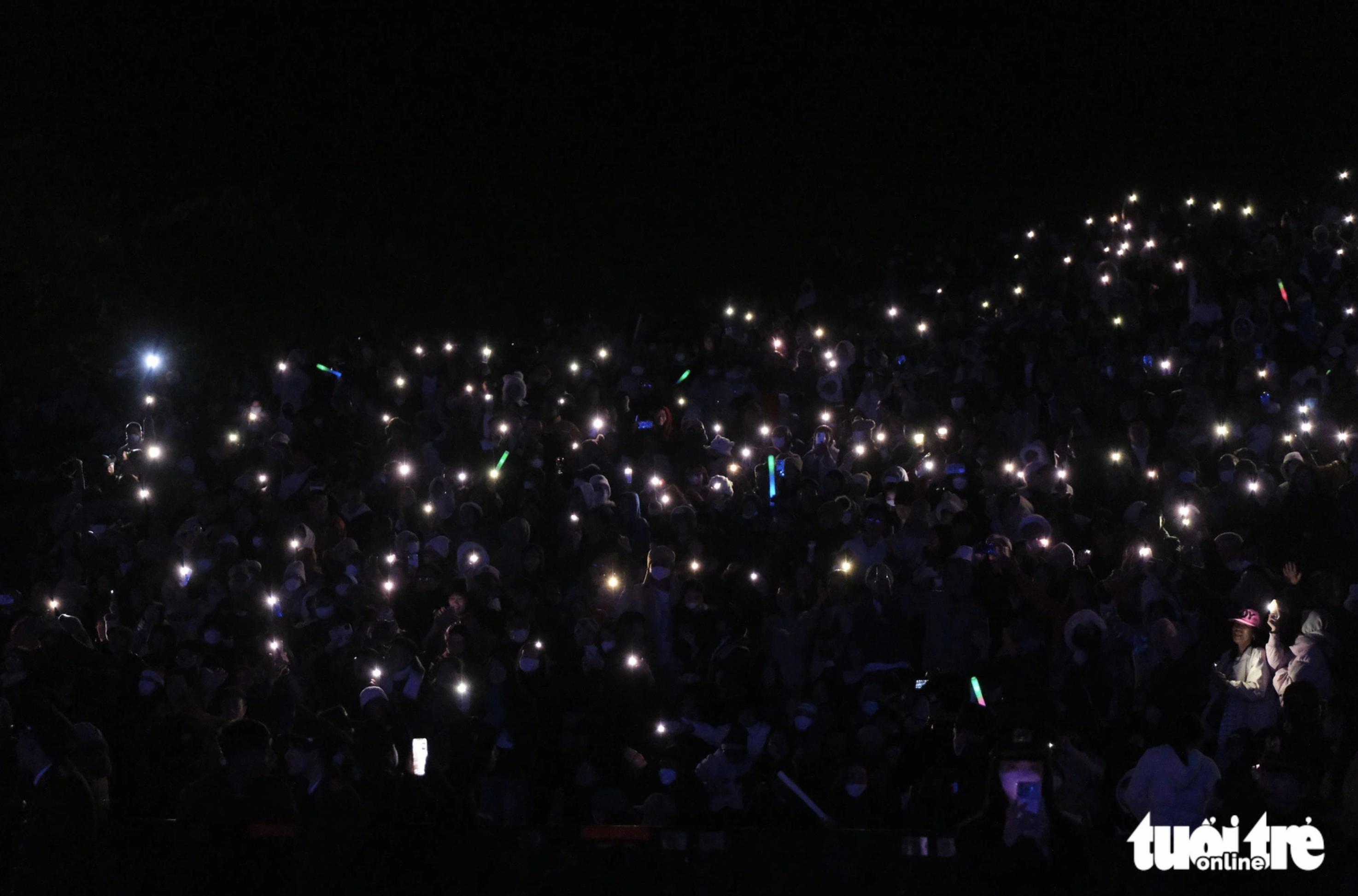 Flashes from the audience illuminate the grandstand at the Dalat Spring Concert in Da Lat City, a popular tourist site in Vietnam’s Central Highlands region on December 21, 2024. Photo: Mai Vinh / Tuoi Tre