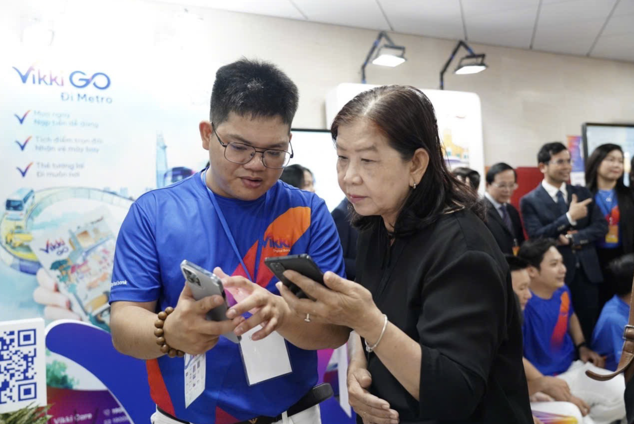 A resident is instructed to use a VikkiGO card. Photo: Giai Thuy / Tuoi Tre