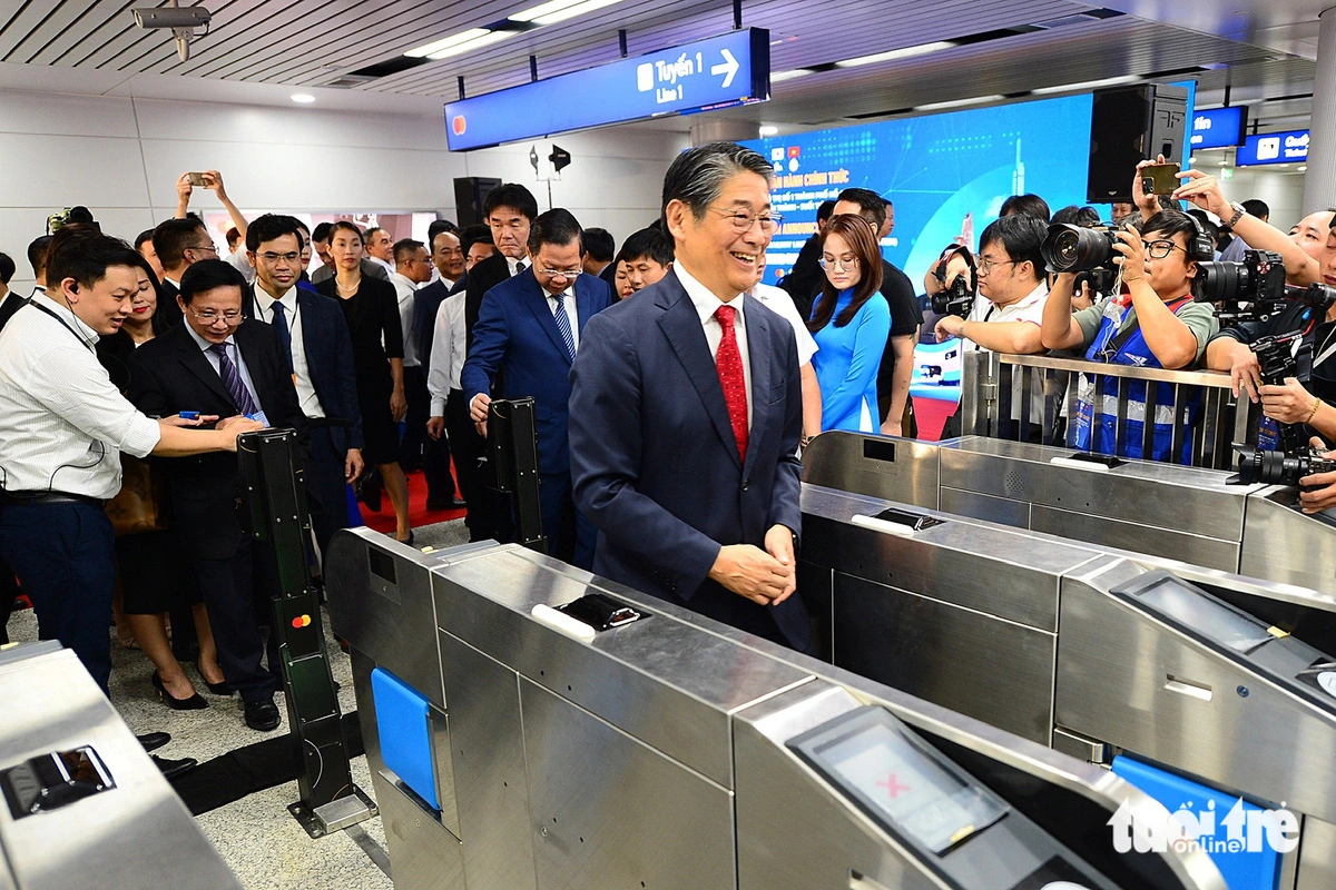 Japanese Ambassador to Vietnam Ito Naoki goes through a fare gate to a train of Ho Chi Minh City’s metro line No. 1, which started official operations on December 22, 2024. Photo: Huu Hanh / Tuoi Tre