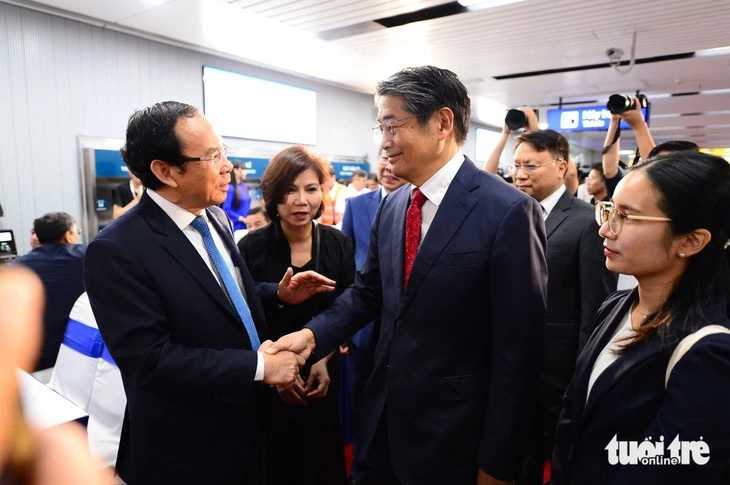 Secretary of the Ho Chi Minh City Party Committee Nguyen Van Nen (L) shakes hands with Japanese Ambassador to Vietnam Ito Naoki at Ben Thanh Station of Ho Chi Minh City’s metro line No. 1, which started official operations on December 22, 2024. Photo: Quang Dinh / Tuoi Tre