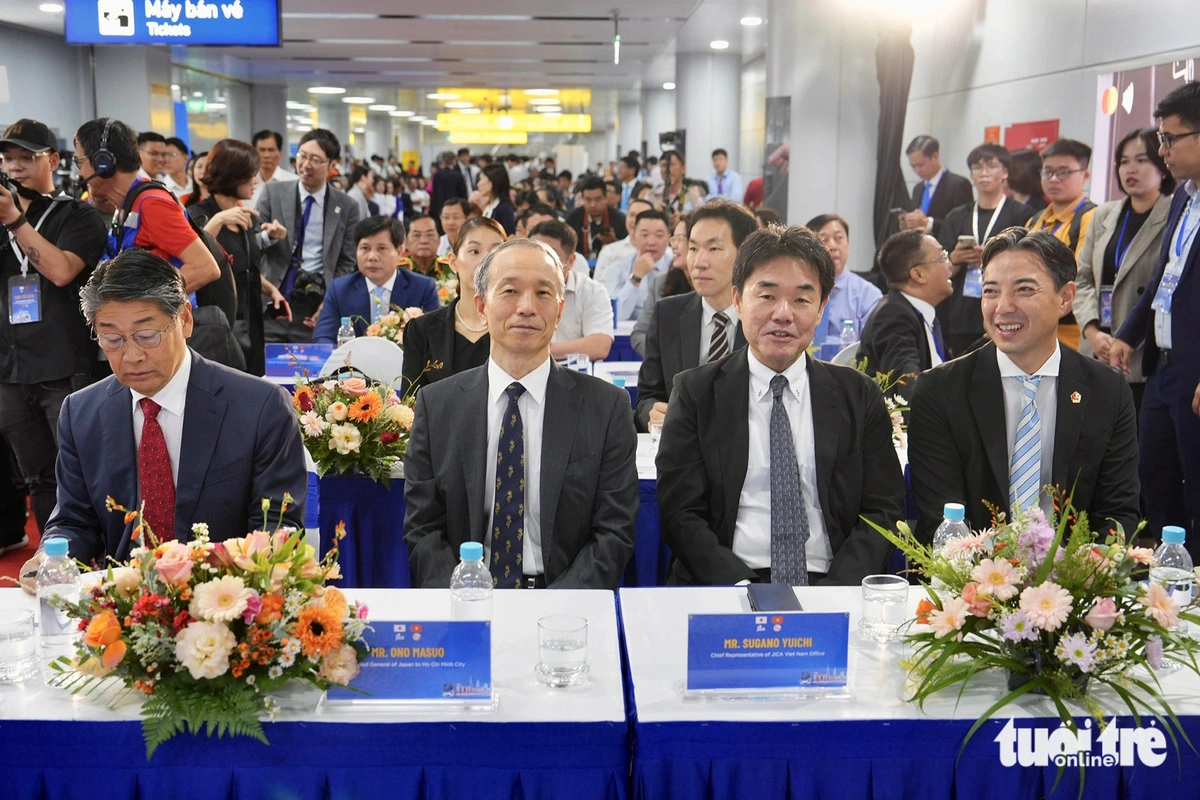 Japanese Consul General in Ho Chi Minh City Ono Masuo (L, 2nd) is seen at the official operation ceremony for the city’s metro line No. 1 held at Ben Thanh Station in District 1 on December 22, 2024. Photo: Thao Le / Tuoi Tre