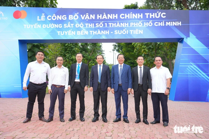 Secretary of the Ho Chi Minh City Party Committee Nguyen Van Nen (L, 4th), chairman of the municipal administration Phan Van Mai (L, 5th), and other officials pose for a photo at the official operation ceremony for the city’s metro line No. 1 at Ben Thanh Station in District 1 on December 22, 2024. Photo: Quang Dinh / Tuoi Tre