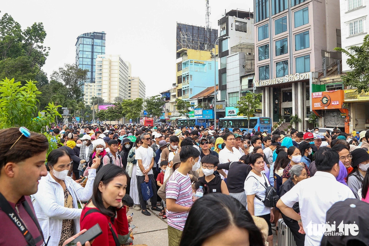 People gather in front of Ben Thanh Station in District 1, Ho Chi Minh City, waiting to take a ride on the city’s metro line No. 1, which started official operations on December 22, 2024. Photo: Thao Le / Tuoi Tre