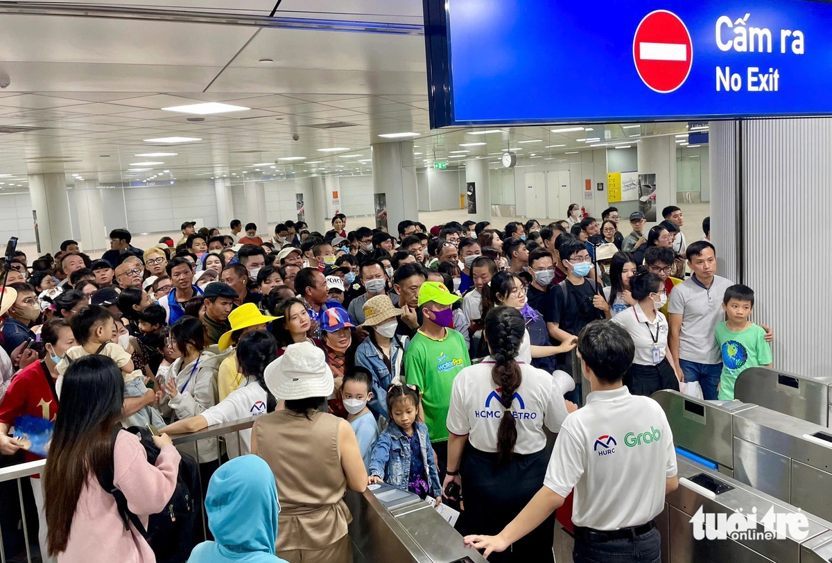 Numerous passengers gather at the fare gate area of Ben Thanh Station in District 1, Ho Chi Minh City before they board the city’s metro line No. 1, which started official operations on December 22, 2024. Photo: Chau Tuan / Tuoi Tre