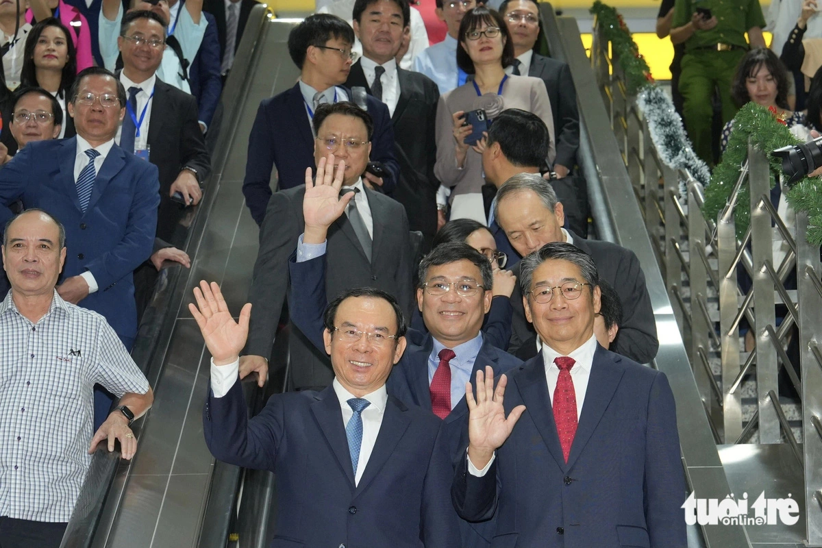 Secretary of the Ho Chi Minh City Party Committee Nguyen Van Nen (L, 2nd, front row) and Japanese Ambassador to Vietnam (R, front row) are on the way to get on a train of the city’s metro line No. 1, which started official operations on December 22, 2024. Photo: Huu Hanh / Tuoi Tre