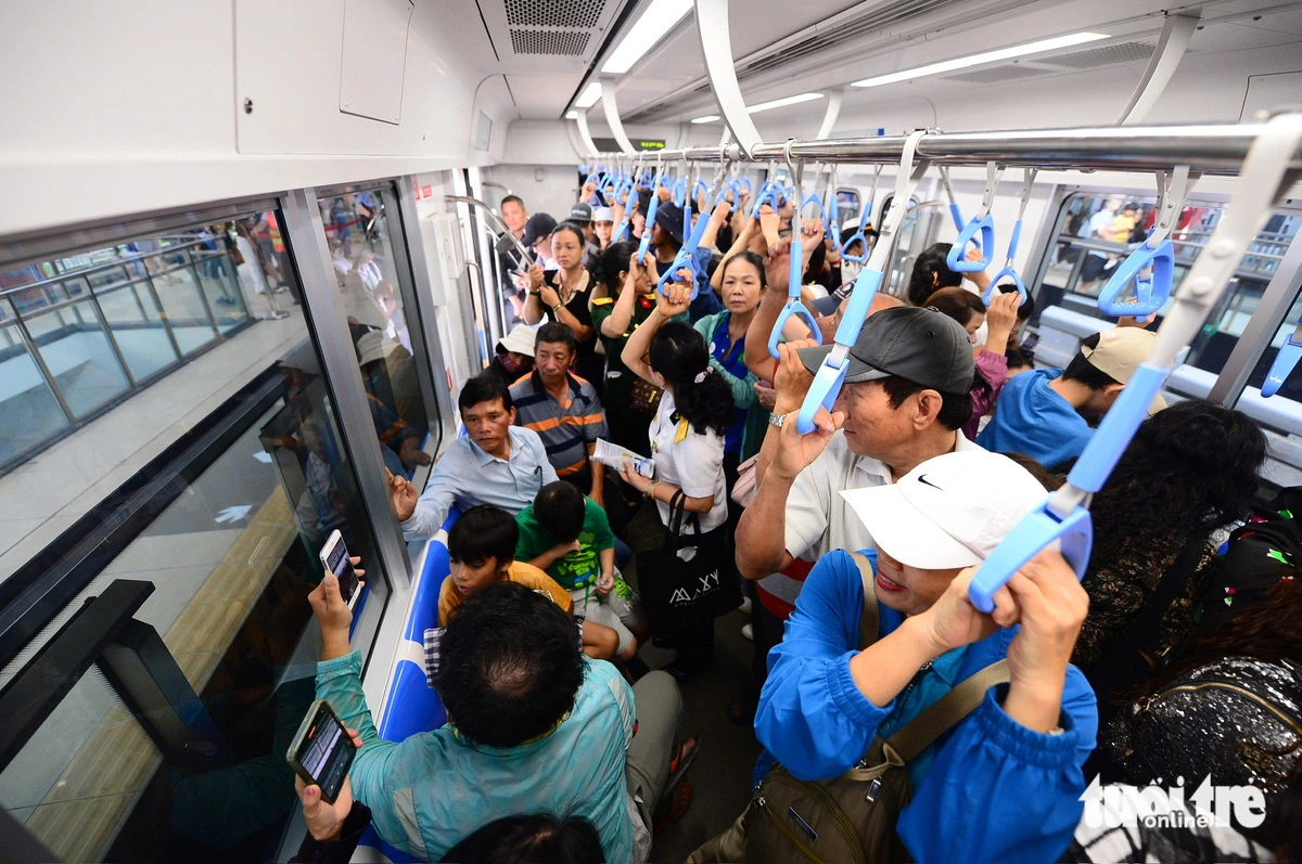 Passengers crowd a train of Ho Chi Minh City’s metro line No. 1, which started official operations on December 22, 2024. Photo: Huu Hanh / Tuoi Tre