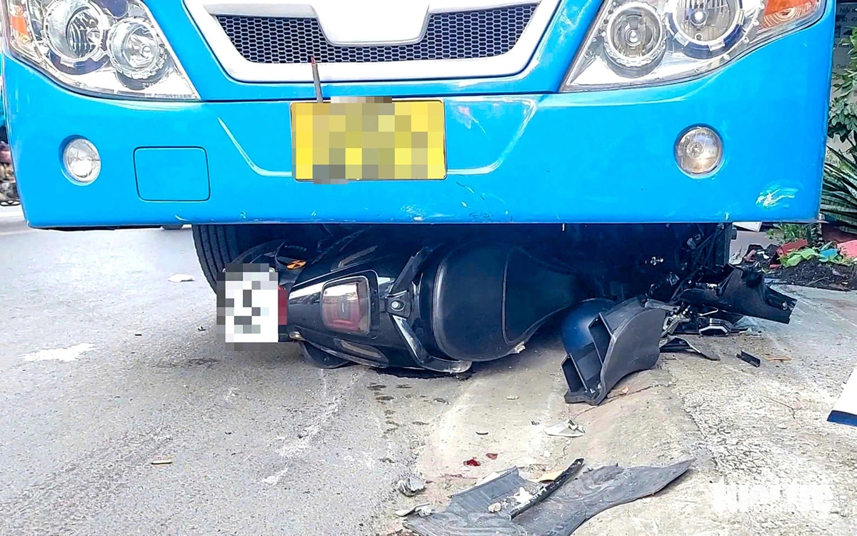 2 hospitalized as bus hits motorbike, bicycle in Ho Chi Minh City