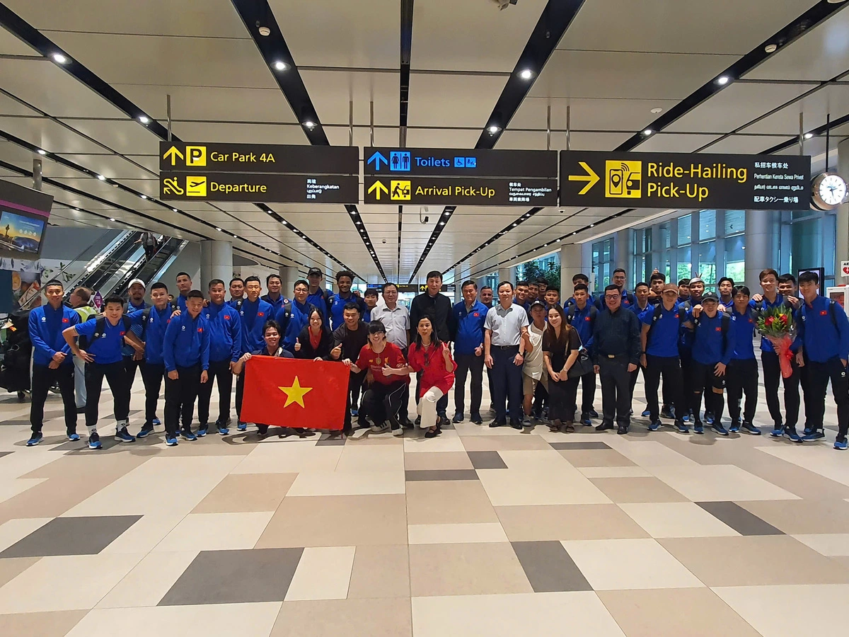 Vietnamese people in Singapore welcome Vietnam football team for regional tourney semi