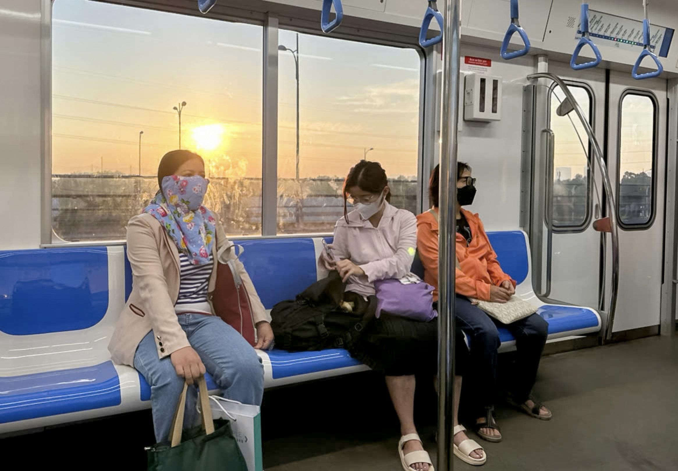 Residents in Ho Chi Minh City enjoy a free metro ride on December 23, 2024. Photo: Thanh Tien / Tuoi Tre