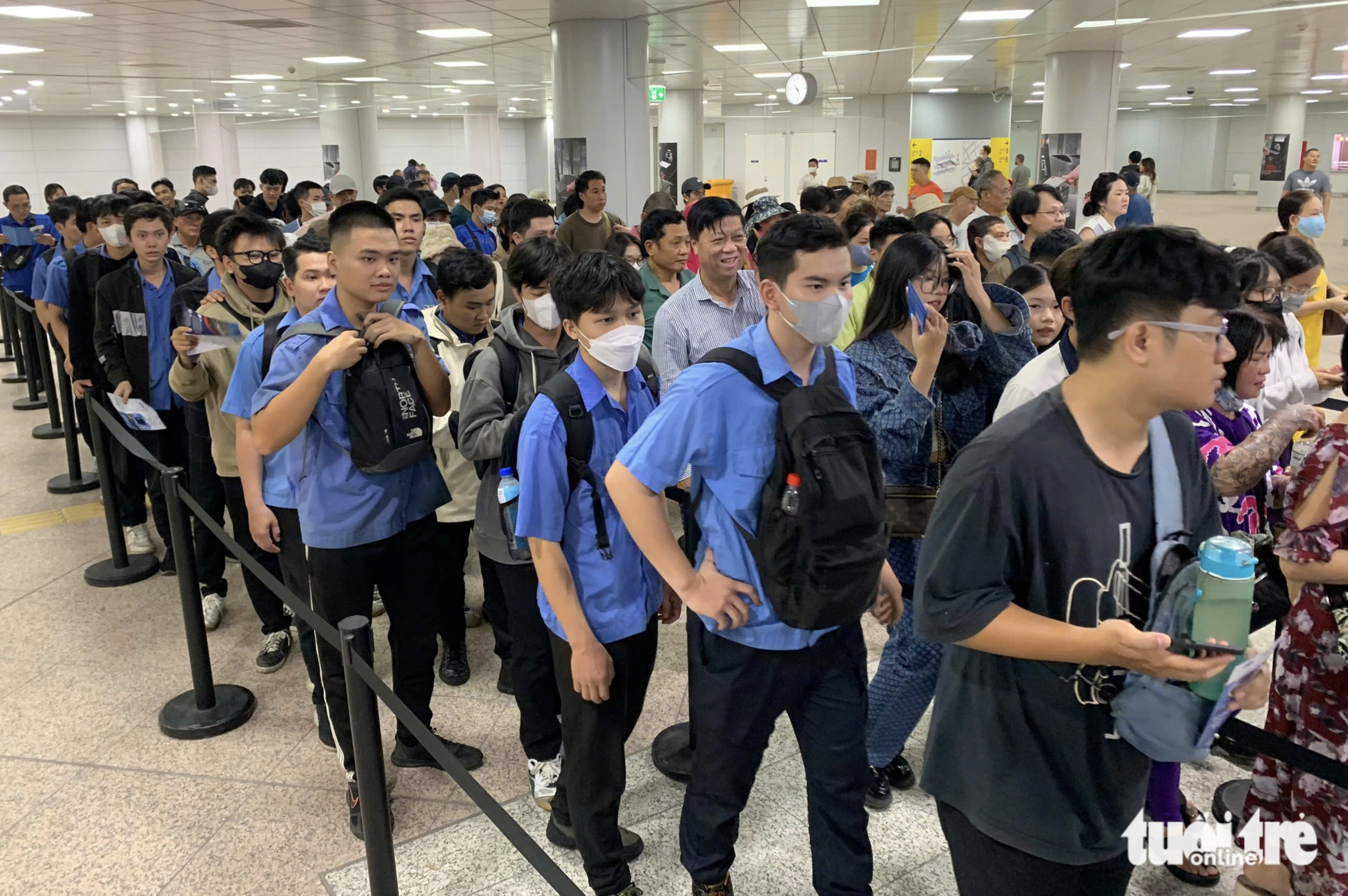 Residents line up at Ben Thanh Station on December 23, 2024. Photo: Phuong Nhi / Tuoi Tre