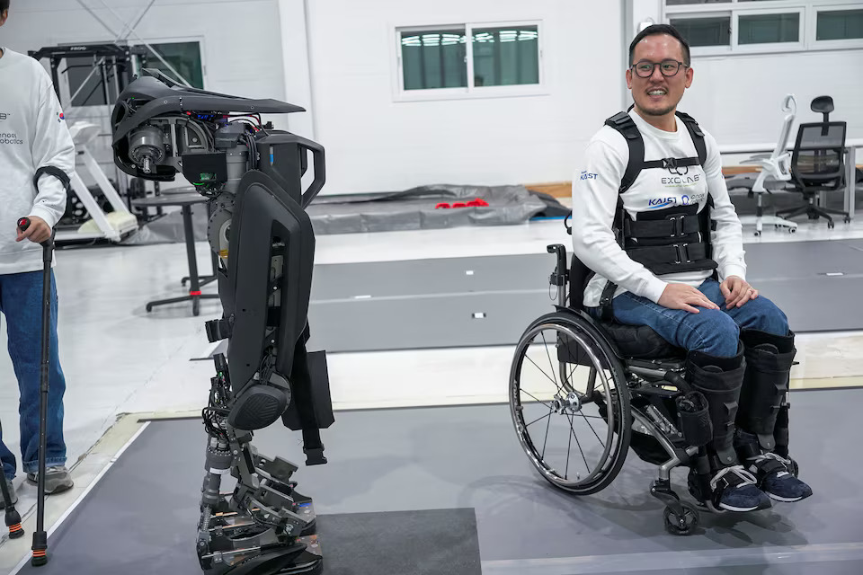 [3/4]Kim Seung-hwan, who is himself a paraplegic and part of the Exoskeleton Laboratory team at the Korea Advanced Institute of Science and Technology (KAIST), sits on a wheelchair next to the prototype of exoskeleton robot 'WalkON Suit F1' at KAIST in Daejeon, South Korea, November 27, 2024. Photo: Reuters