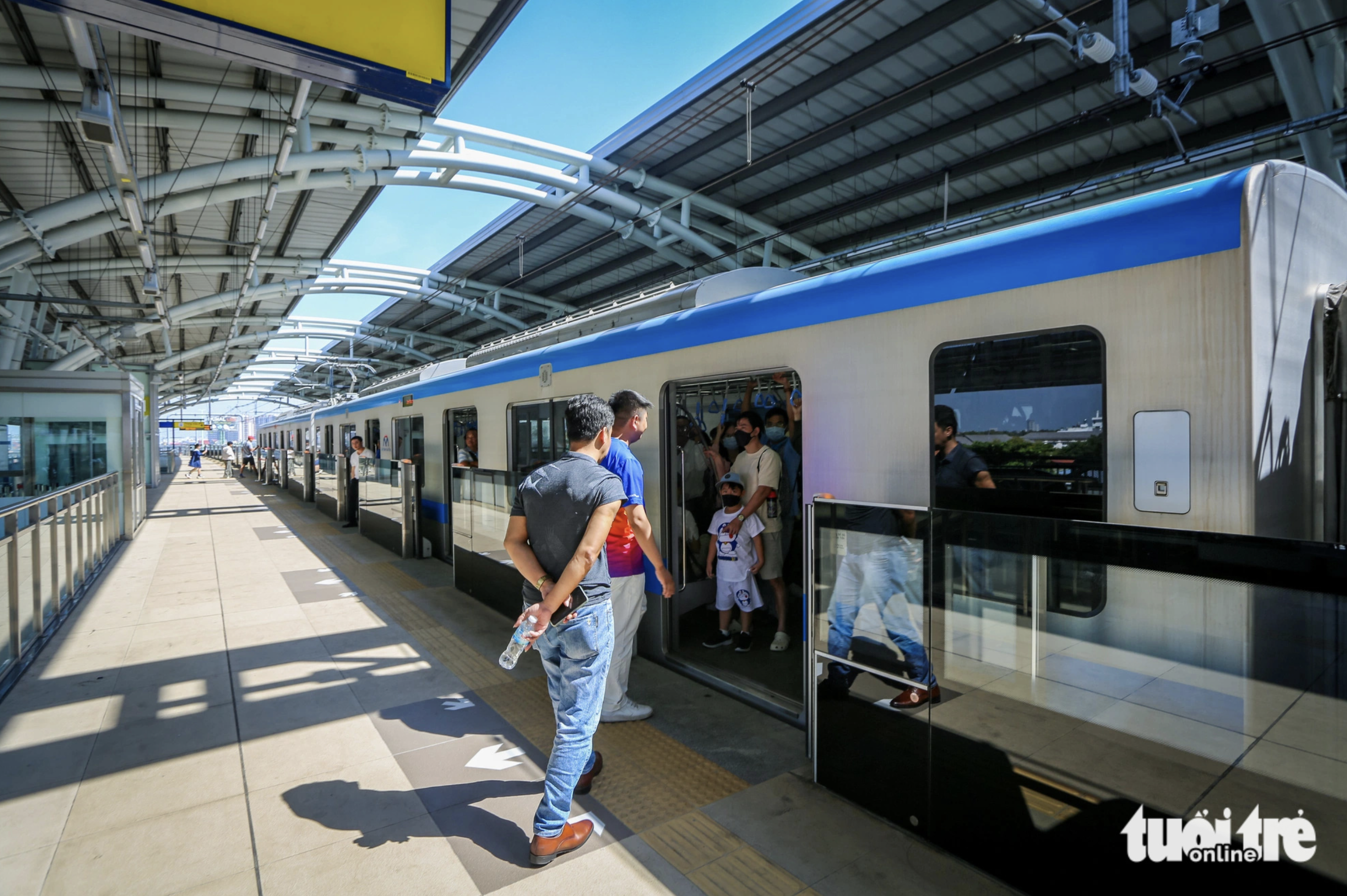 A metro train opens its door to welcome passengers. Photo: Chau Tuan / Tuoi Tre