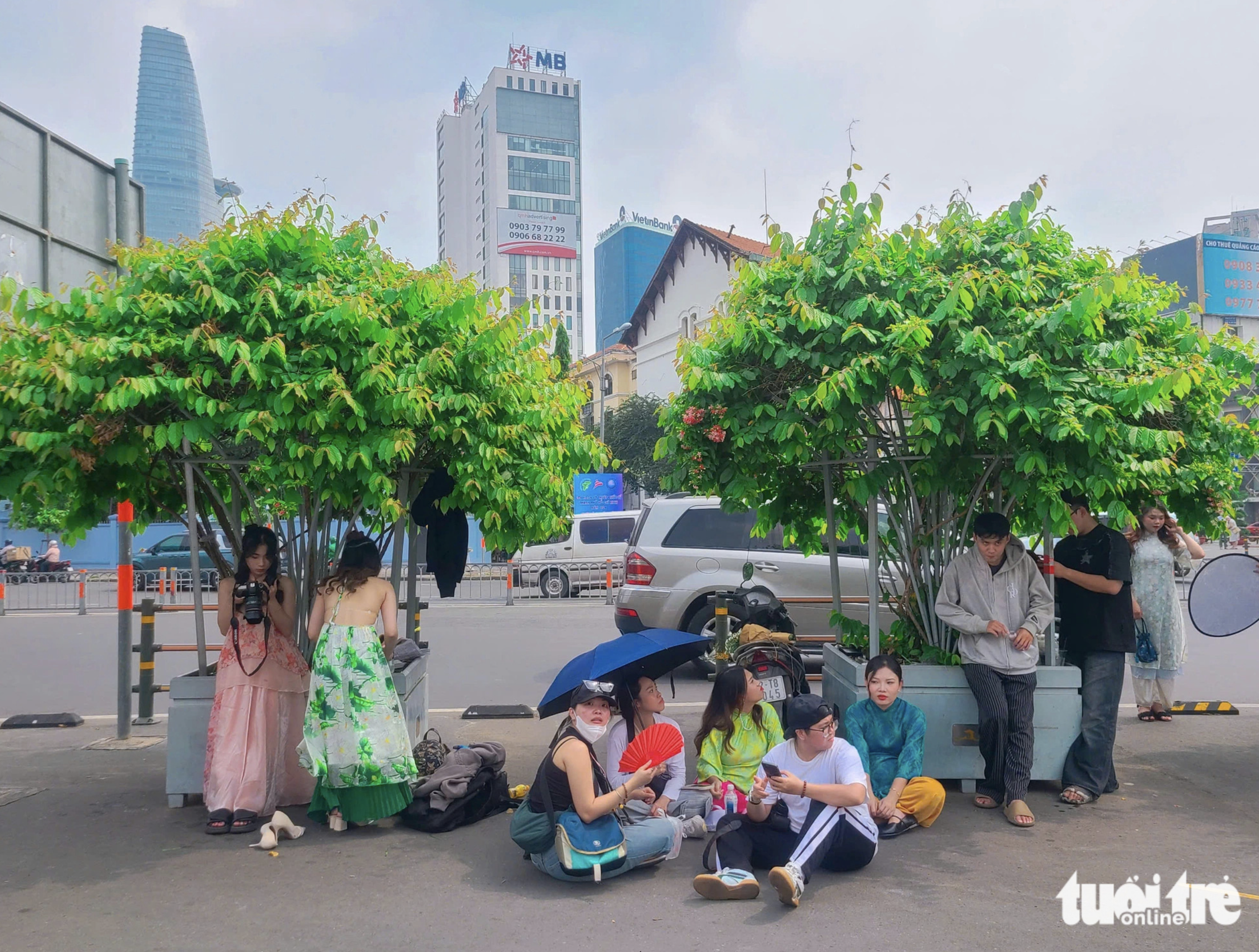 Vu Thi Thu Huong, who resides in District 3, shares that she and her friends decided to visit the market for photoshoots early to avoid Tet crowds. Photo: Nhat Xuan / Tuoi Tre