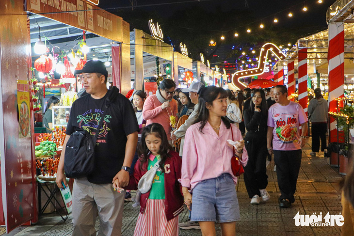 Da Nang’s Christmas bazaar draws thousands